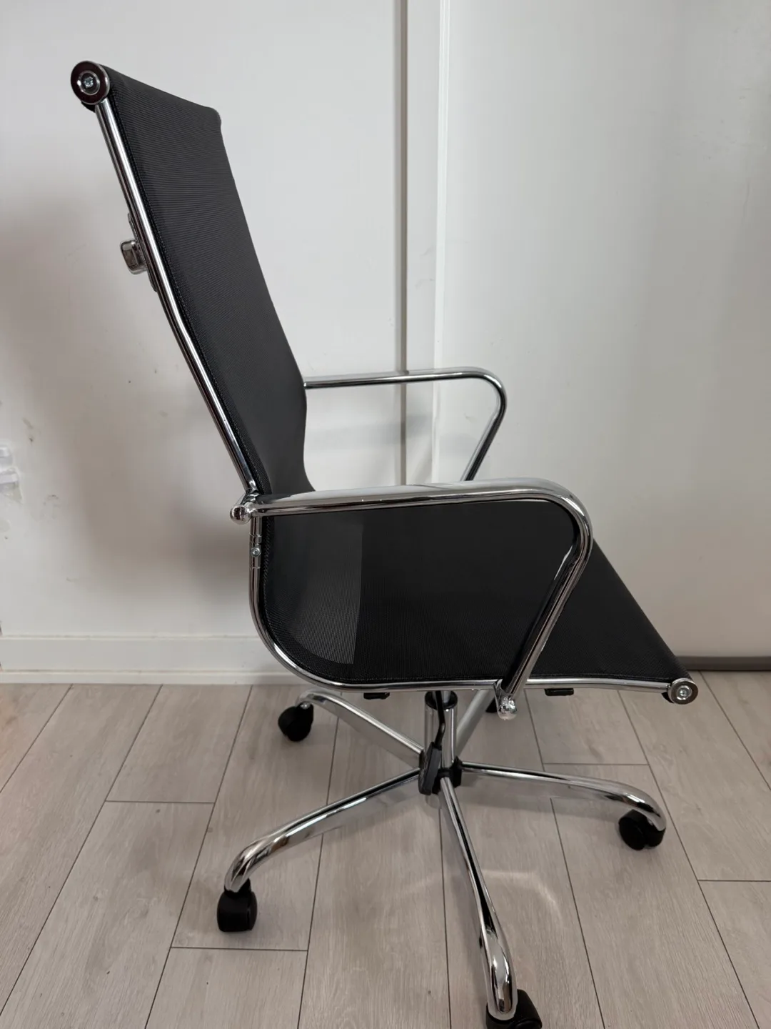 Black Mesh Office Chair with Chrome Base image indicator(3)