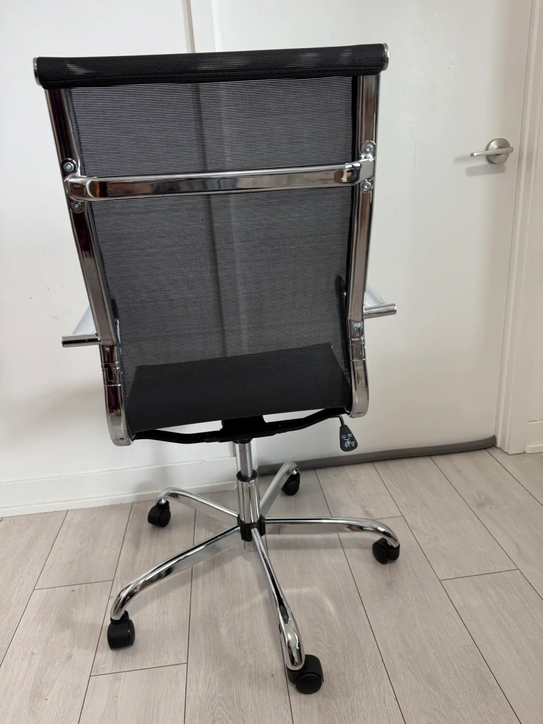 Black Mesh Office Chair with Chrome Base image indicator(4)