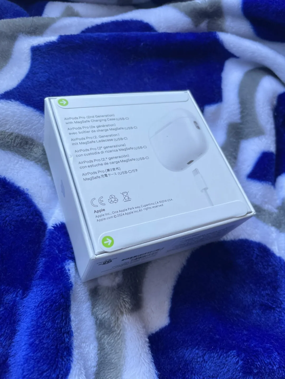 Apple AirPods Pro (2nd Generation) with MagSafe Charging Case image indicator(5)