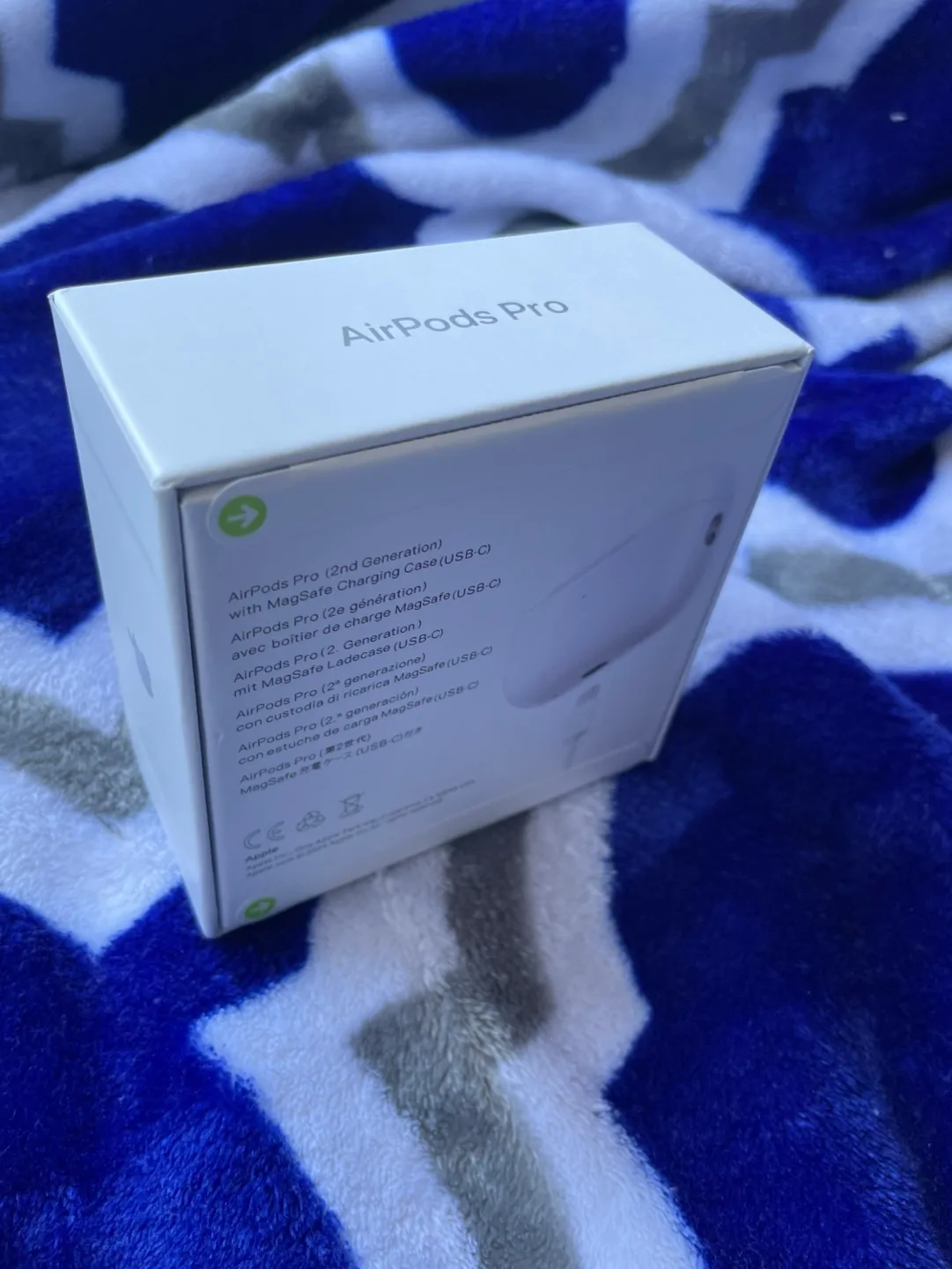 Apple AirPods Pro (2nd Generation) with MagSafe Charging Case image indicator(4)