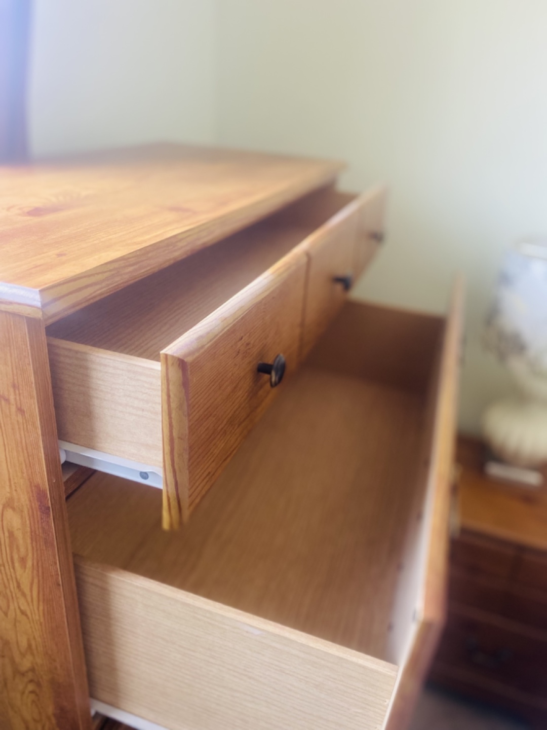 Bedroom Set: Queen Sleigh Bed, Nightstands, and Dresser - photo 5