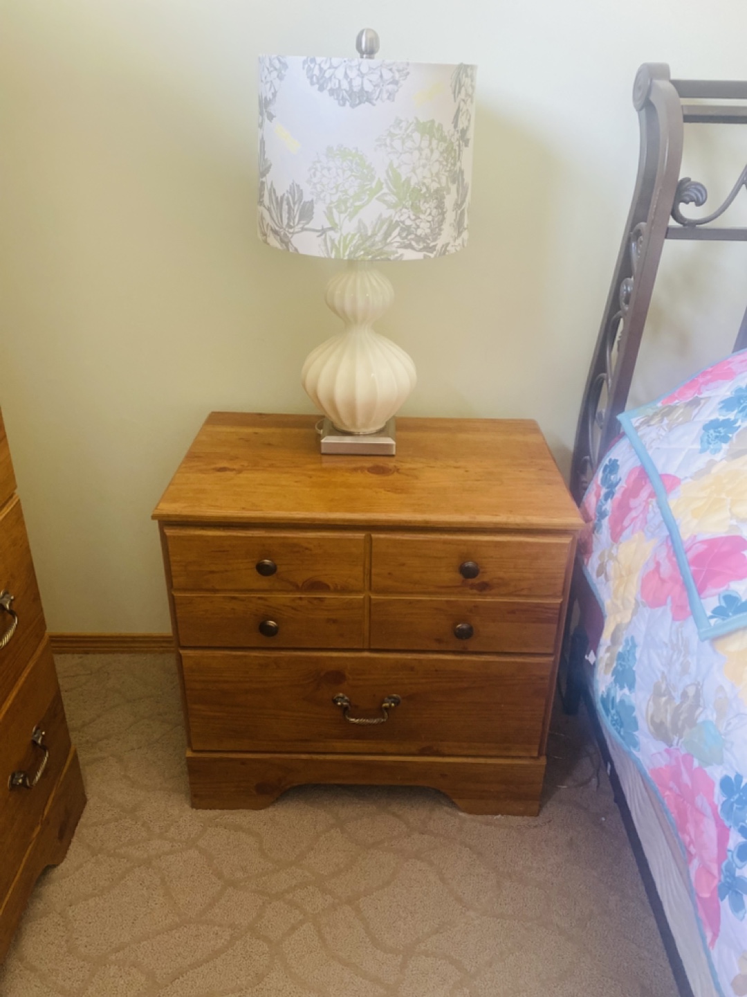 Bedroom Set: Queen Sleigh Bed, Nightstands, and Dresser - photo 4