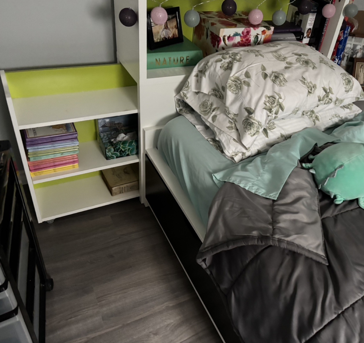 Twin-size bed frame with built-in shelves - photo 2