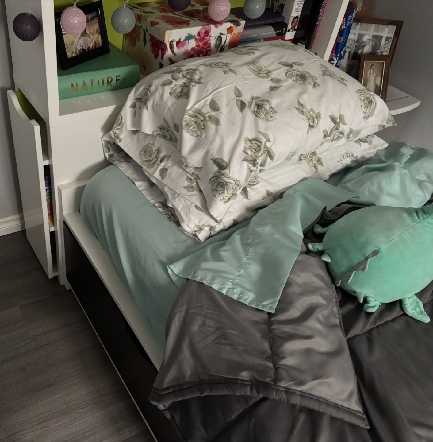Twin-size bed frame with built-in shelves - photo 3