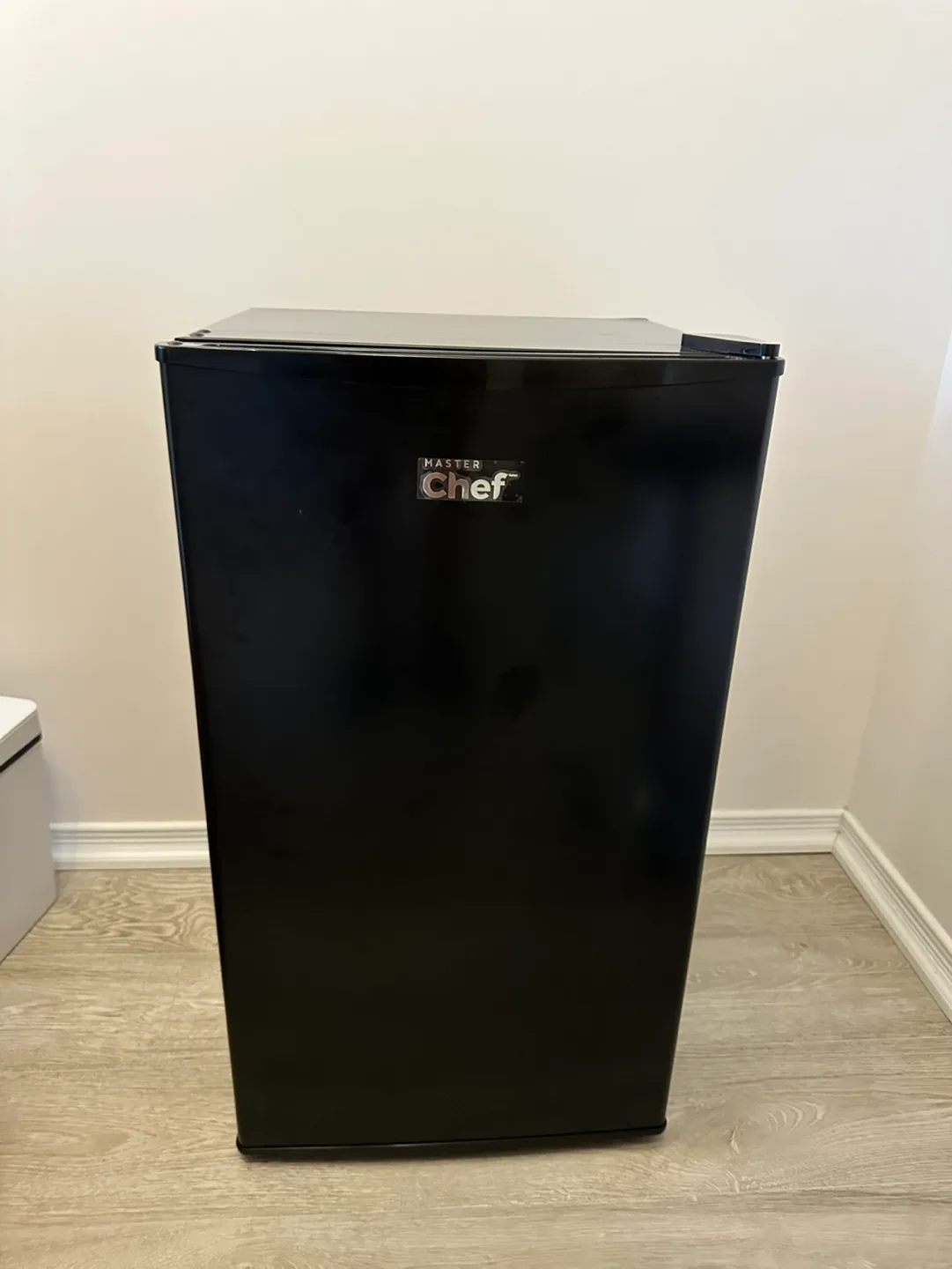 Master Chef Mini Fridge 3.3 Cu-ft image indicator(2)