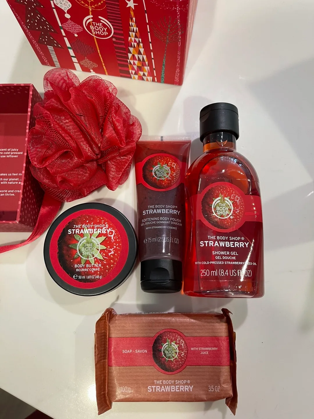 The Body Shop Strawberry Festive Gift Set image indicator(3)
