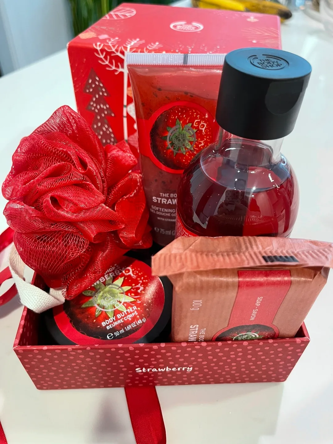 The Body Shop Strawberry Festive Gift Set image indicator(2)