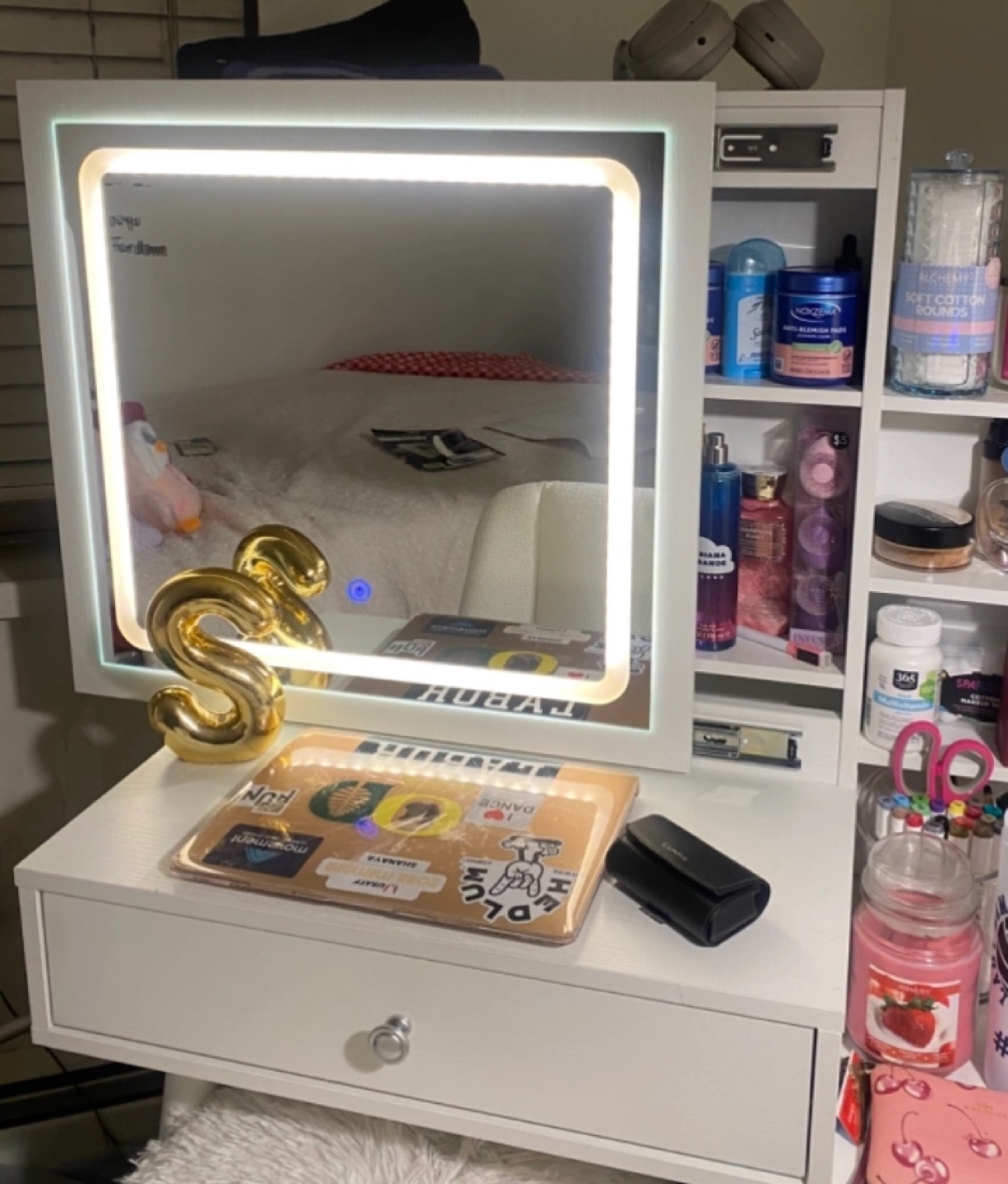 White Vanity Set with Lighted Mirror - photo 2