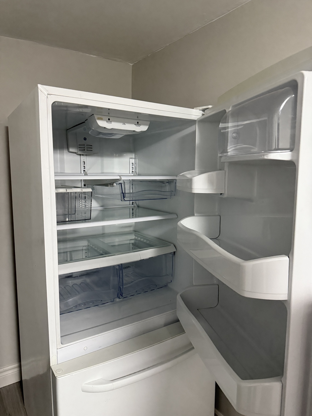 GE Refrigerator - Excellent Condition- Super clean - photo 2