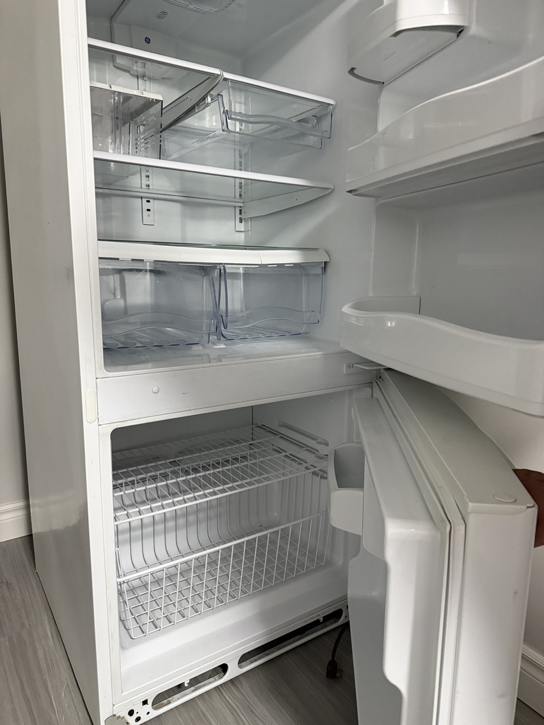 GE Refrigerator - Excellent Condition- Super clean - photo 3