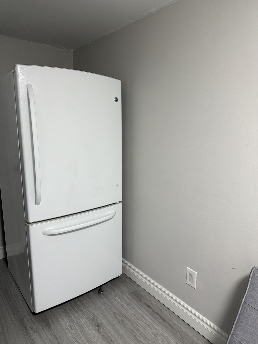 GE Refrigerator - Excellent Condition- Super clean