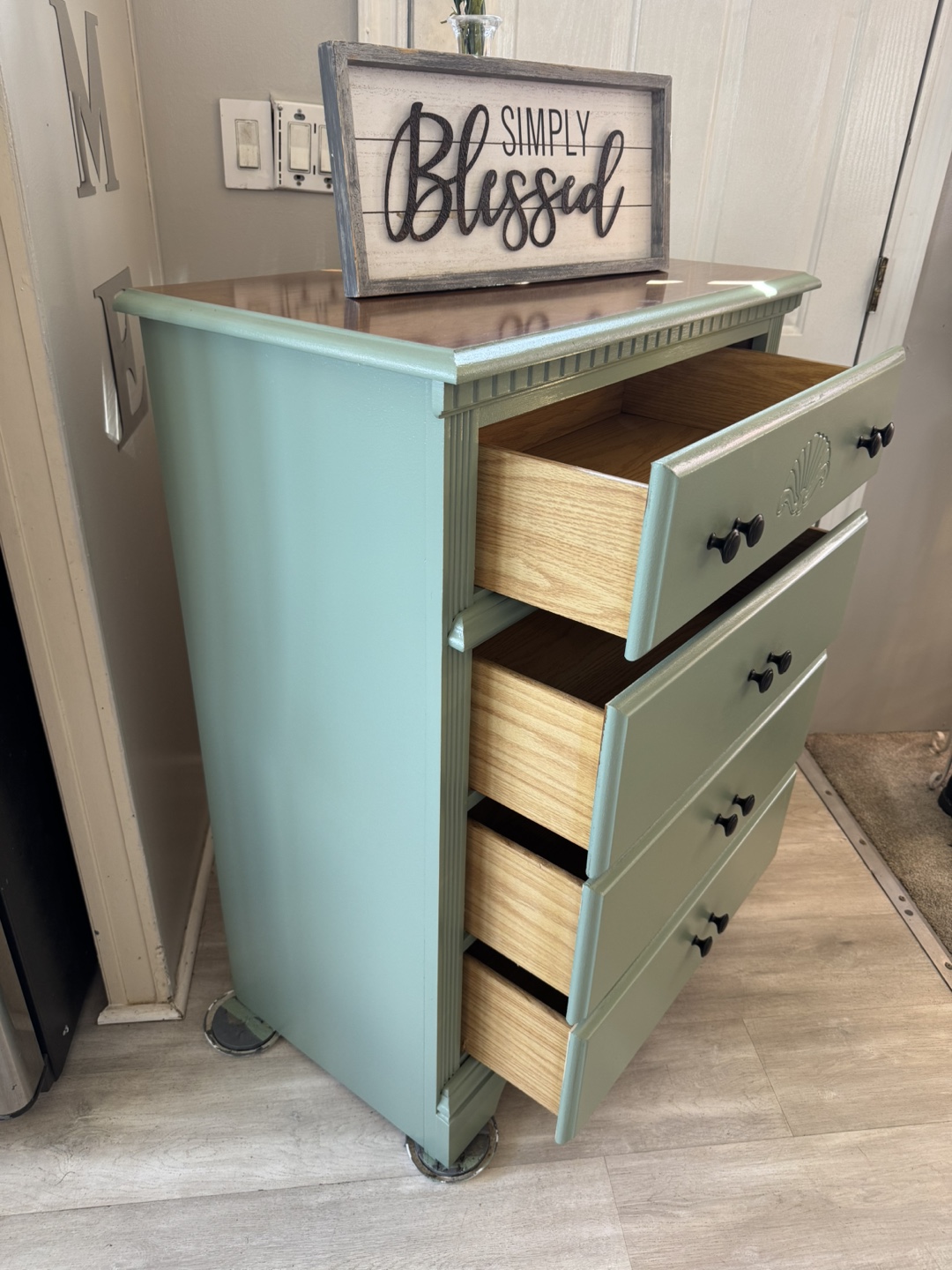 ✨✨BEAUTIFUL GRAY TALL 4 DRAWER DRESSER✨✨ - photo 4