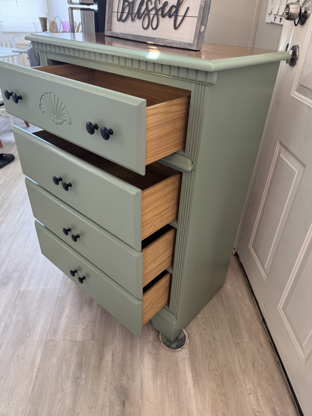 ✨✨BEAUTIFUL GRAY TALL 4 DRAWER DRESSER✨✨ - photo 5