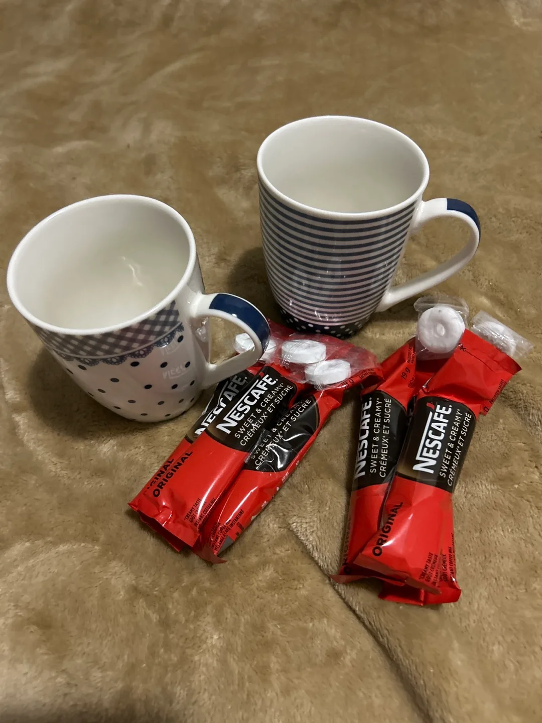 #freecycle Pair of Coffee Mugs with Nescafé Sweet & Creamy image indicator(3)