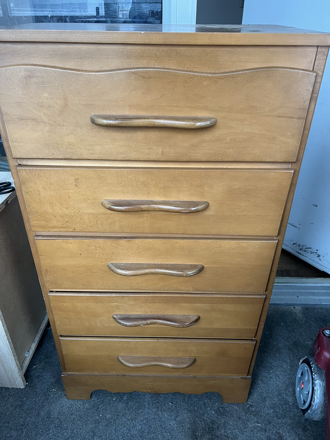 Very cute vintage wooden five drawer dresser