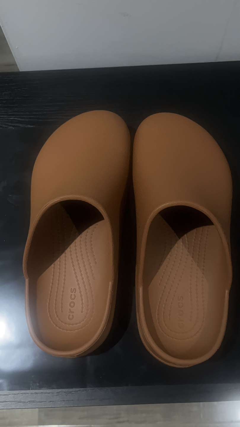 Crocs Unisex DYLAN Clogs - Cognac