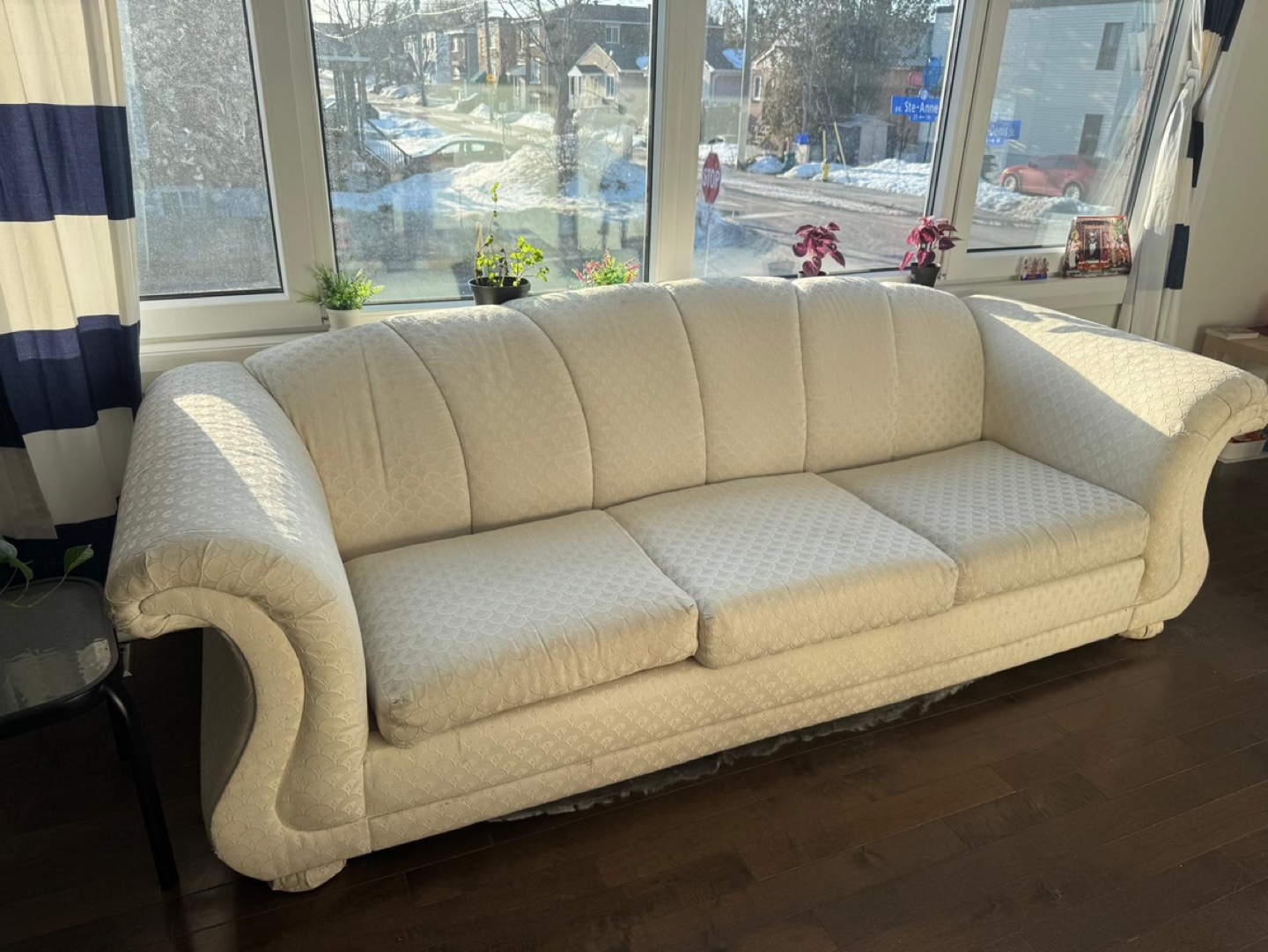Cream-coloured three-seater sofa - photo 3