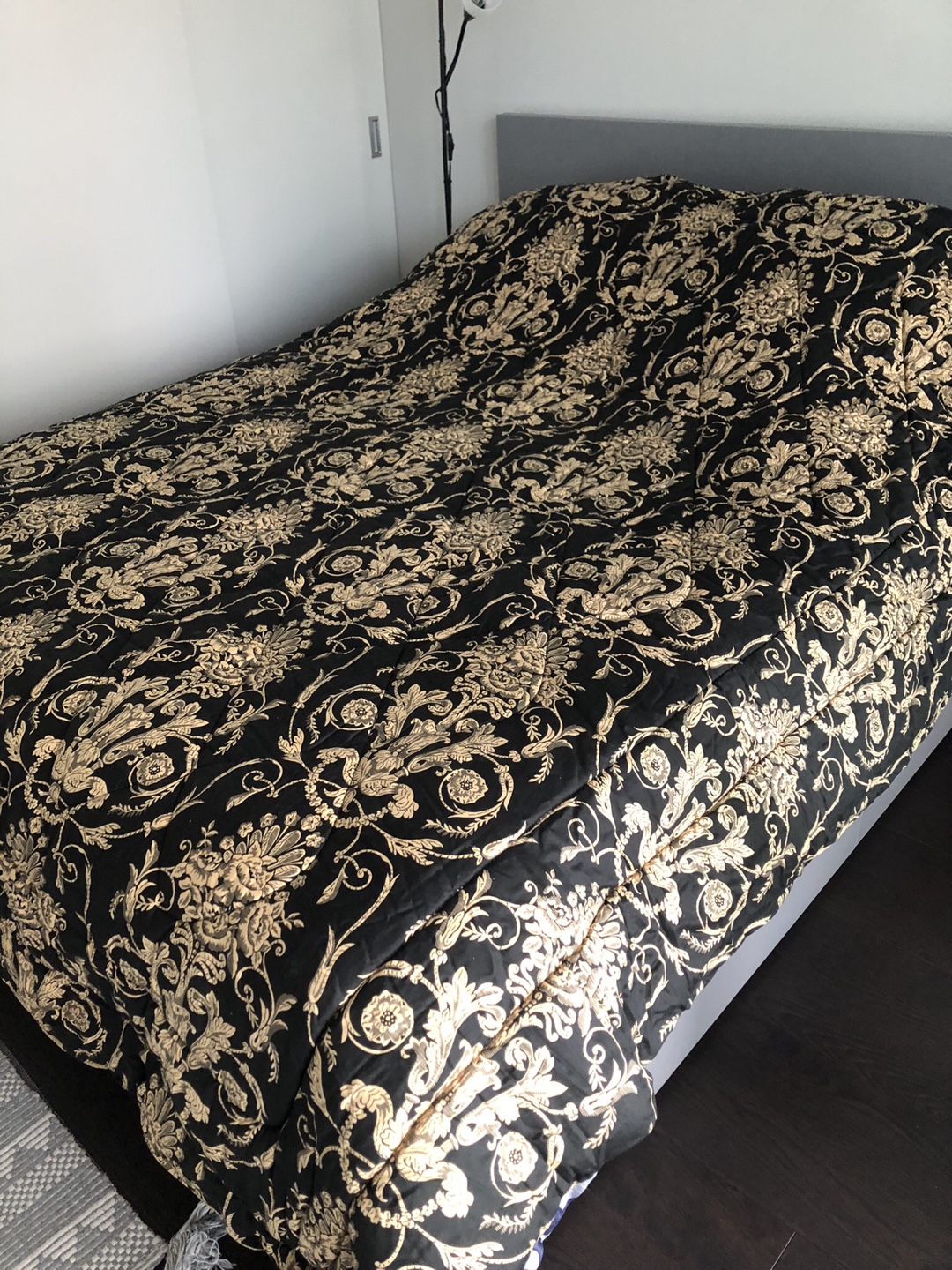 Queen-size Royal Sateen Quilt - Black and Gold