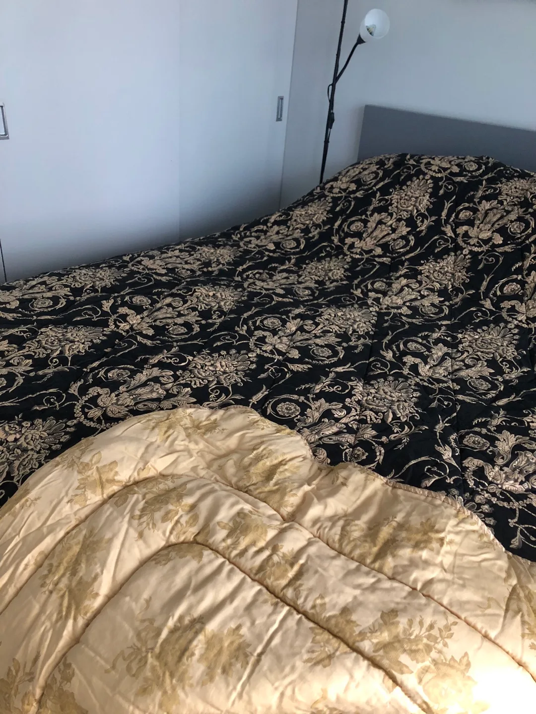 Queen-size Royal Sateen Quilt - Black and Gold image indicator(2)