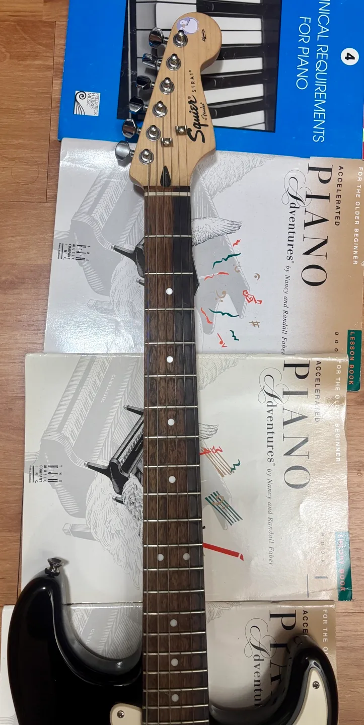 Squier Stratocaster Fender Electric Guitar - Black image indicator(3)