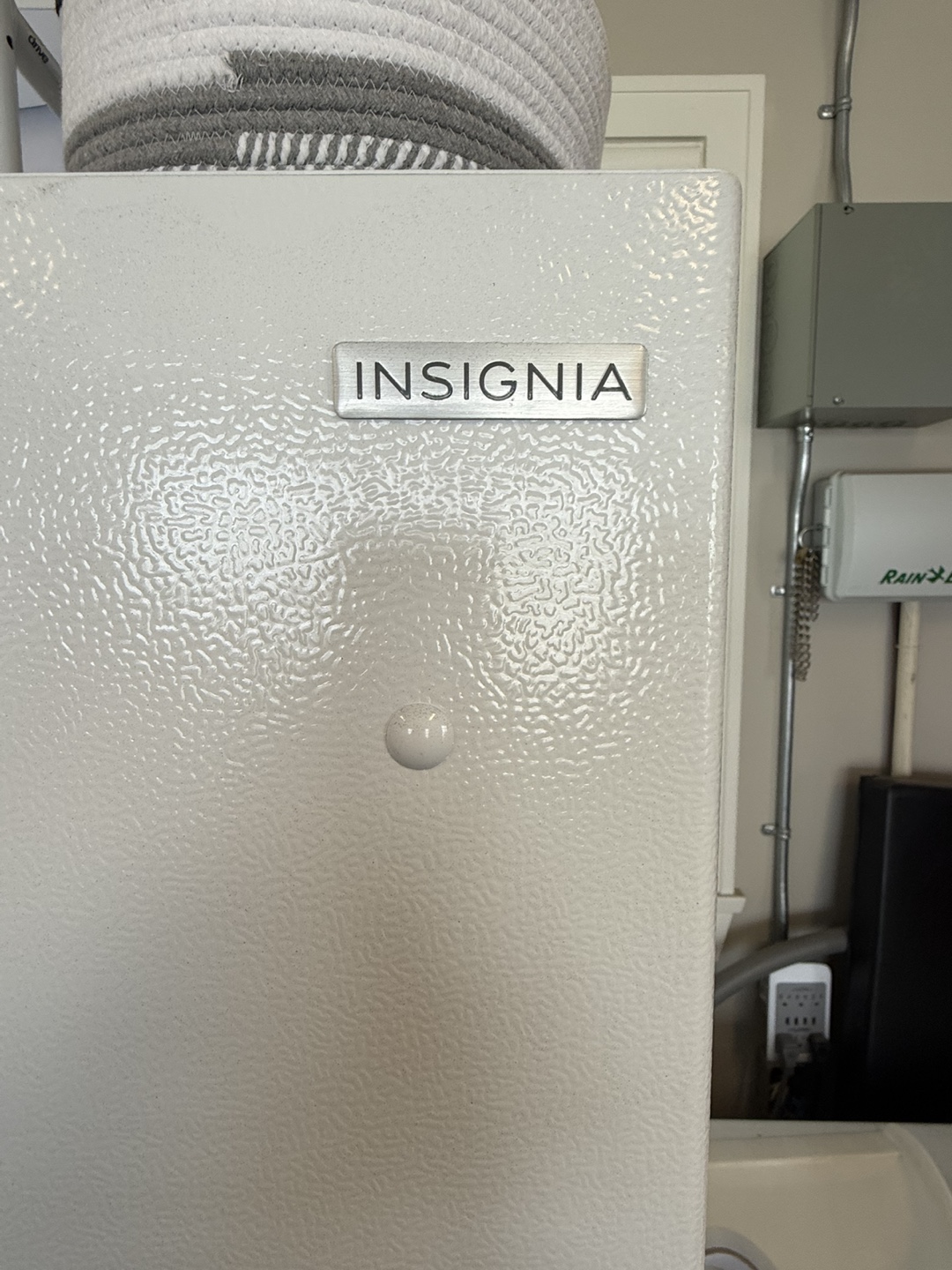 Insignia Top Freezer Refrigerator - White