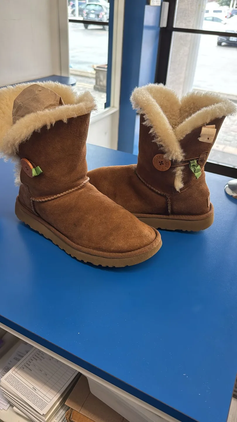 UGG Brown Button Boots SIZE 7 image indicator(5)