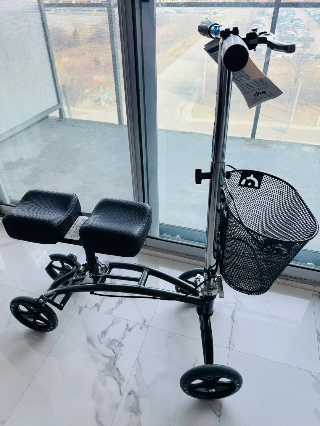 Drive Medical Steerable Knee Walker image indicator(2)