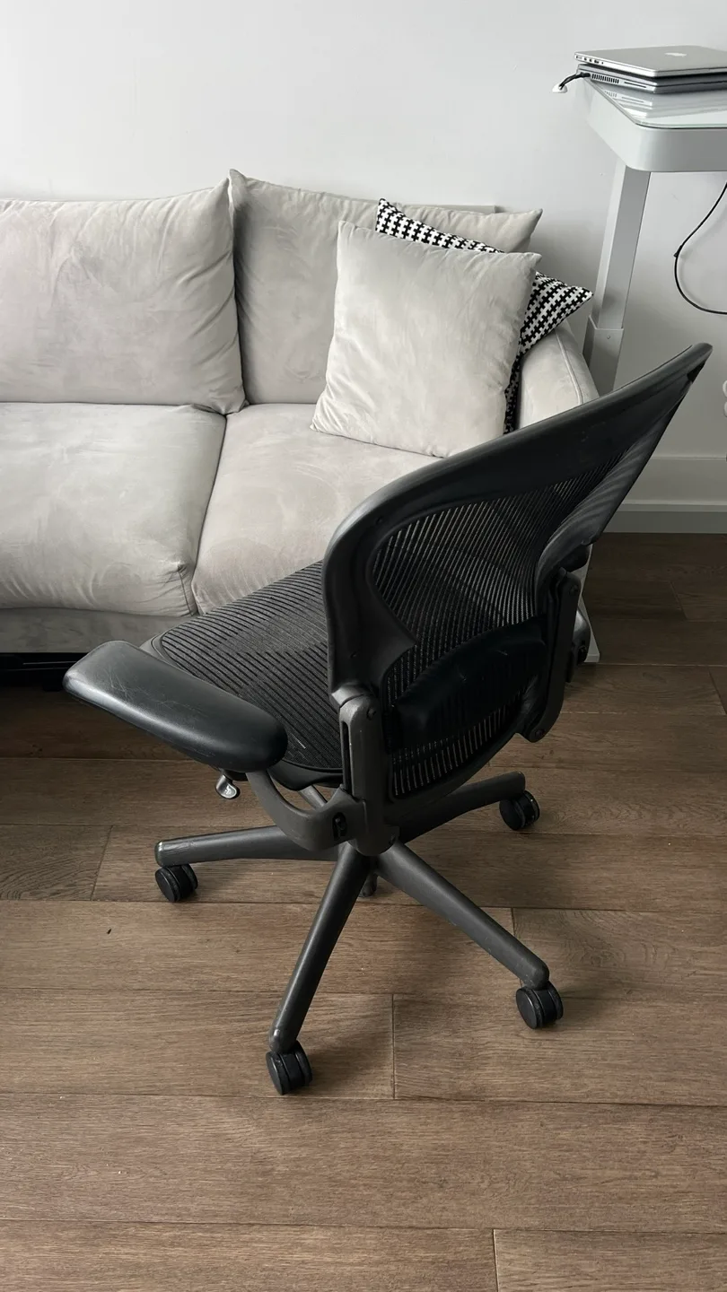 Herman Miller Aeron Chair black image indicator(2)