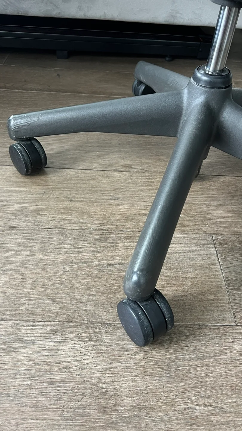 Herman Miller Aeron Chair black image indicator(4)