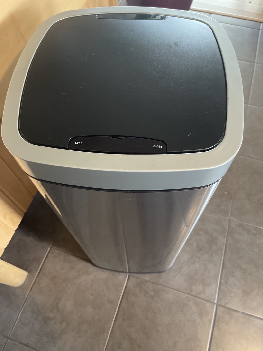 PENDING.       80 L Motion garbage can lid