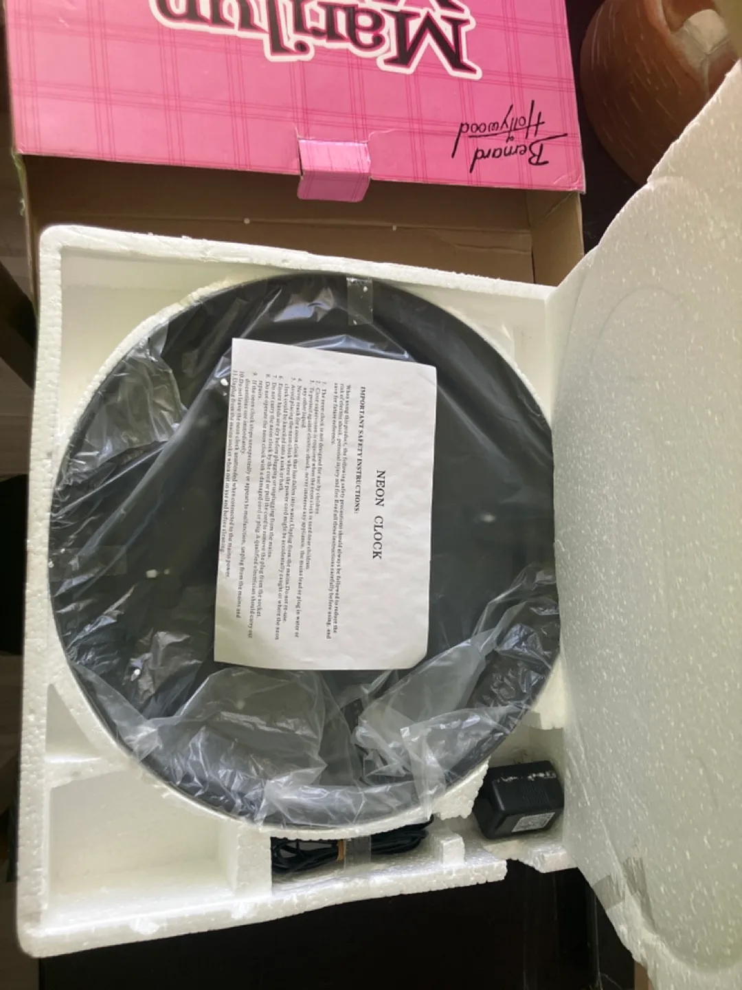 Marilyn Monroe Neon Clock - 15" Frame - Brand New in Box image indicator(2)