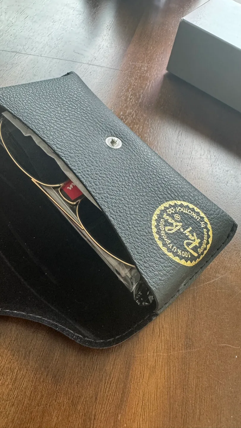 Ray-Ban Aviator Sunglasses with Case and Cleaning Cloth image indicator(3)