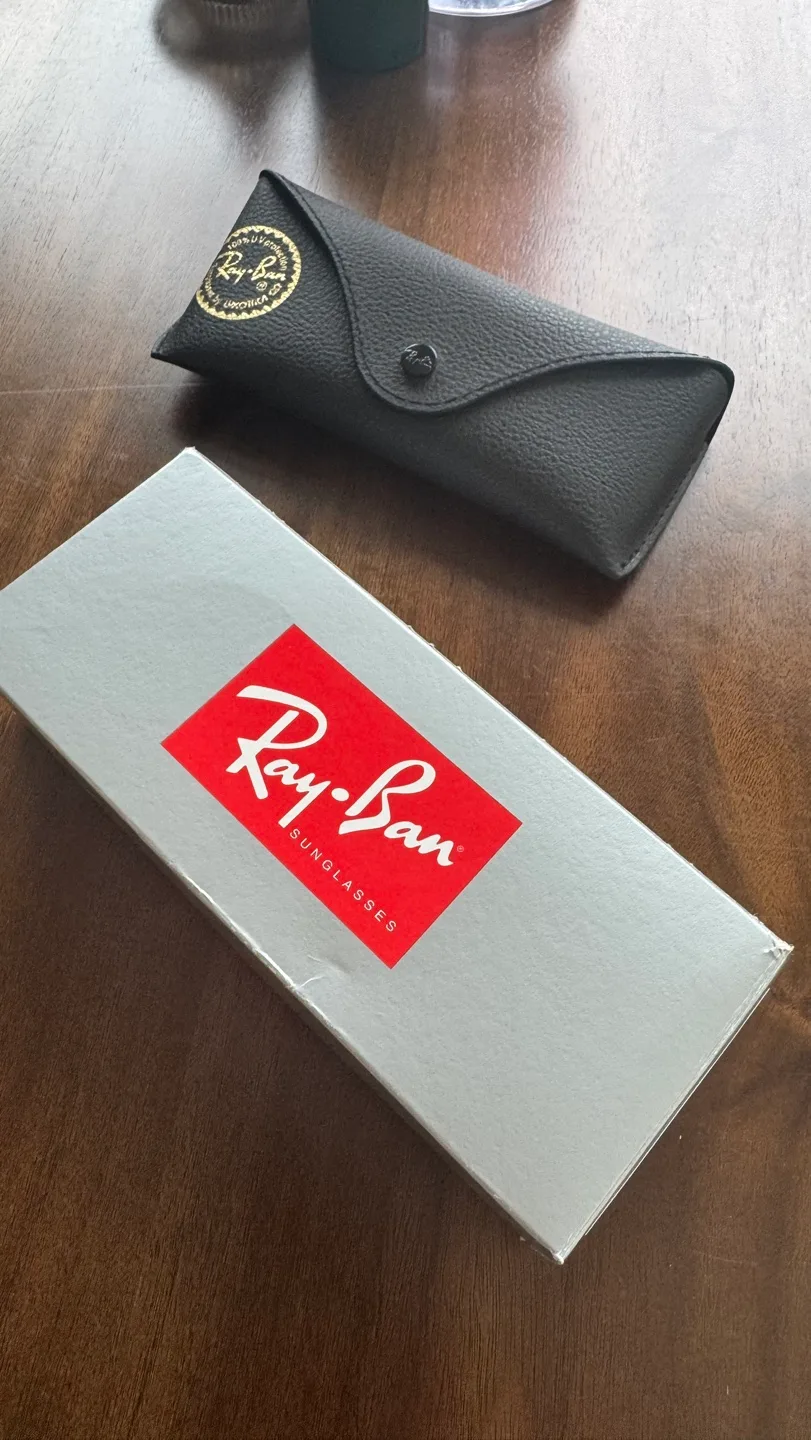 Ray-Ban Aviator Sunglasses with Case and Cleaning Cloth image indicator(4)