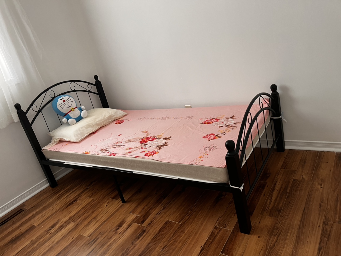 2 Single Metal Bed Frames with mattress - photo 2