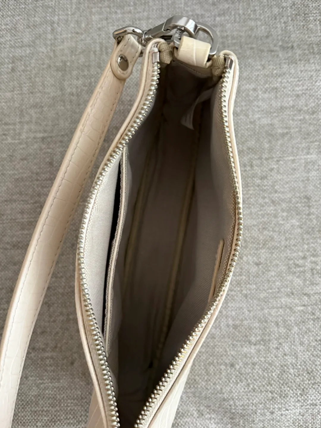 JW PEI Beige / White / Cream Croc-Embossed Baguette Bag image indicator(2)