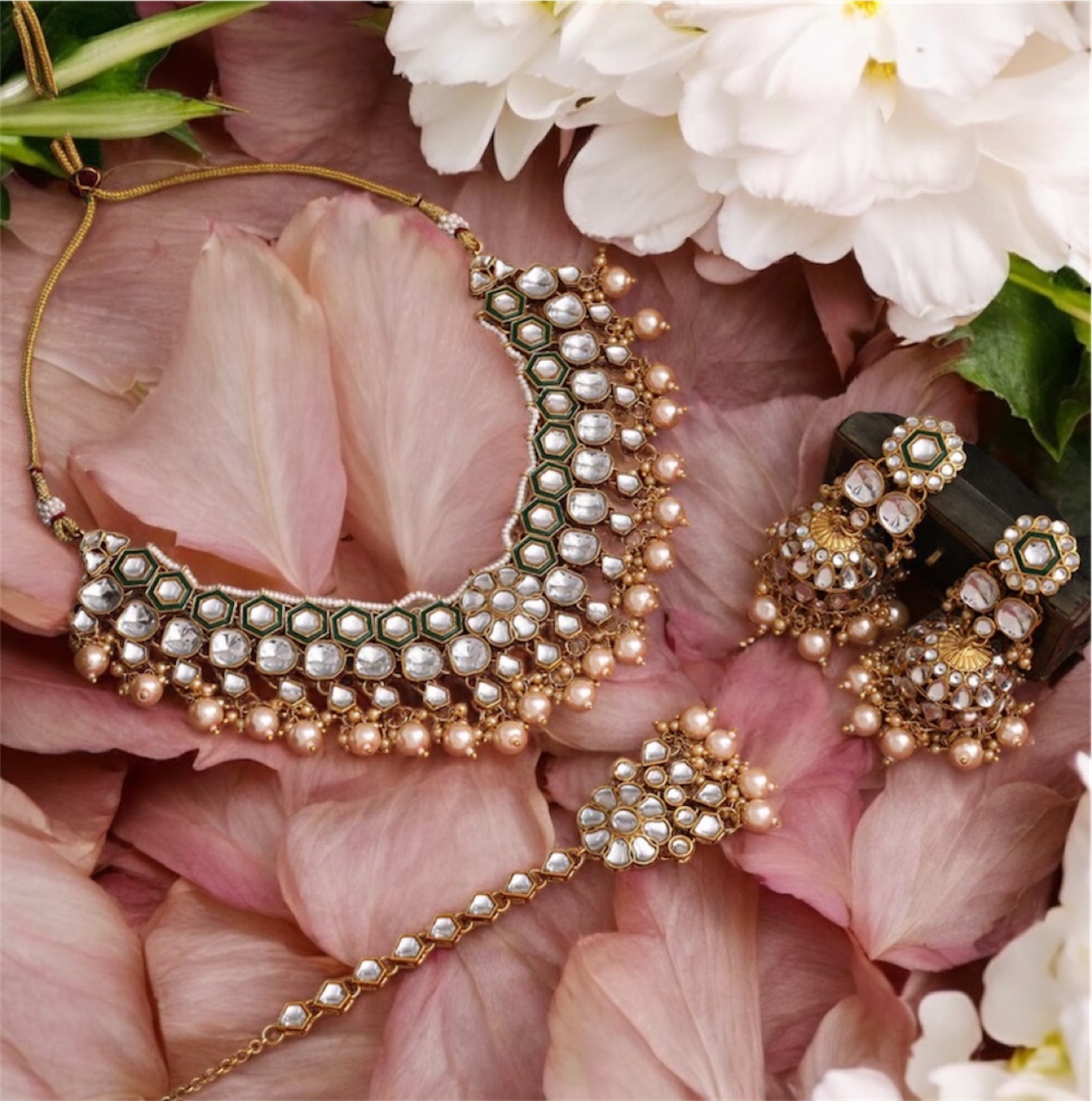 Gorgeous Kundan Necklace Set with Earrings and Maang Tikka