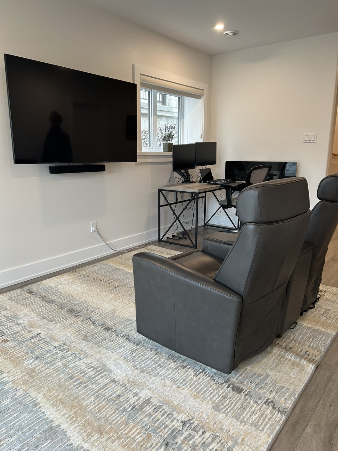 Upper Room Pair of Black Leather Recliners - photo 2