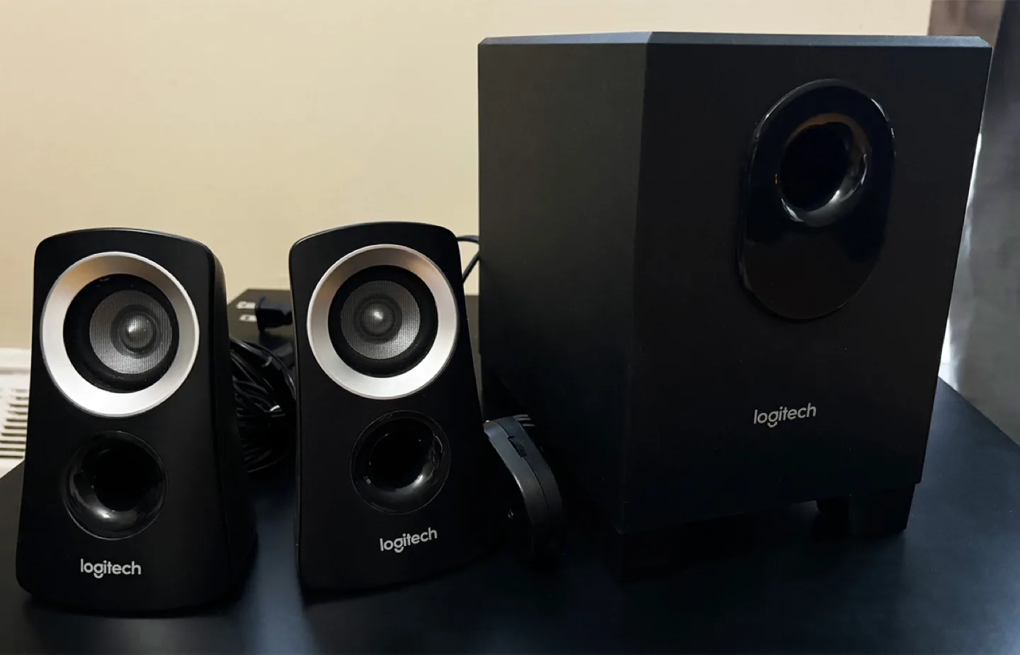 Logitech Z313 2.1 Speaker System with Subwoofer thumbnail