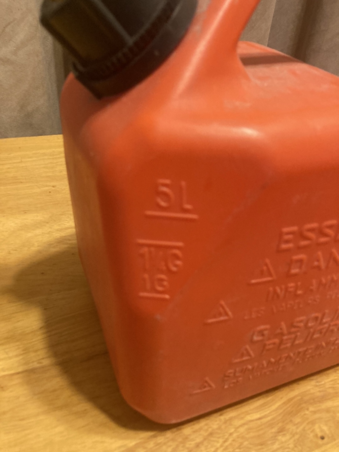 5L Red Plastic Gasoline Can - photo 2
