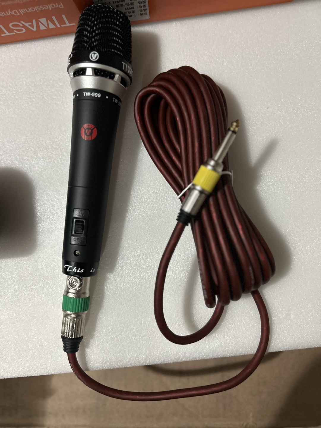Professional Dynamic Microphone with Cable and Pop Filter
