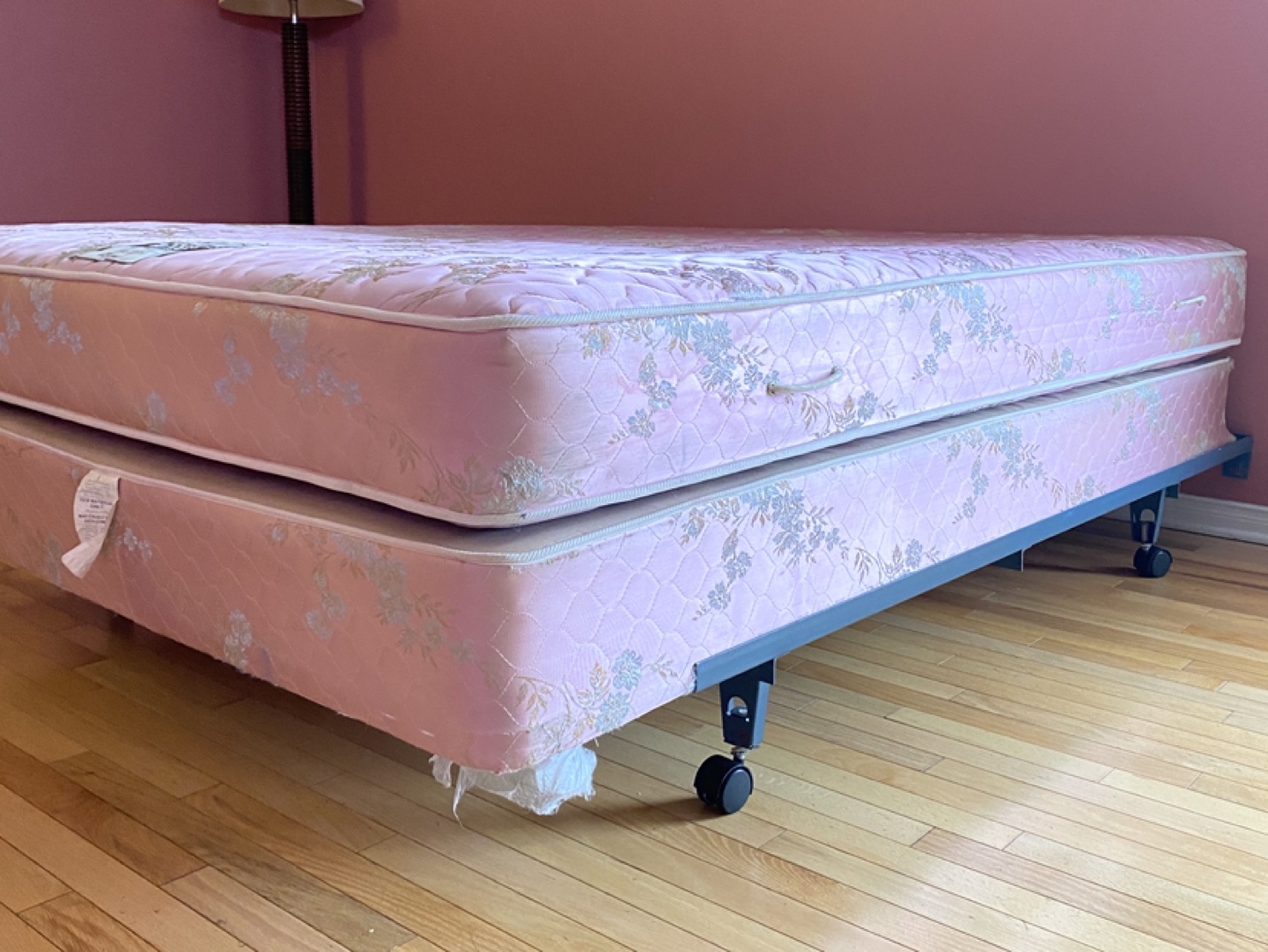 Queen Size Bed Set All Included (CAN DELIVER) - photo 4