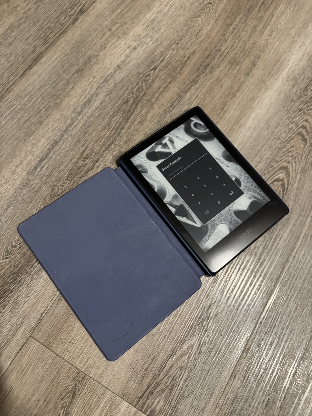 Kindle e-reader with case and cable - photo 2