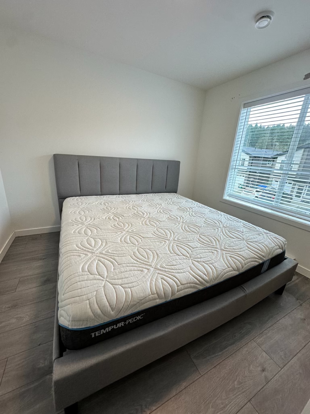 King Tempur-Pedic Mattress and platform - photo 2