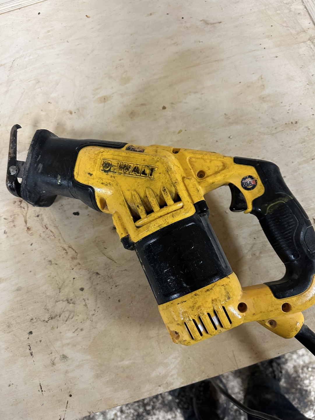 DEWALT DWE357 Reciprocating Saw - photo 2