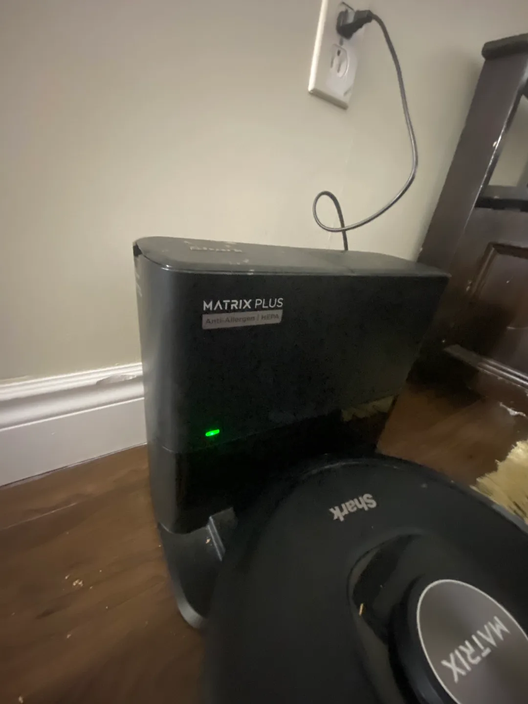 Shark IQ Robot Vacuum with Self-Emptying Base image indicator(3)