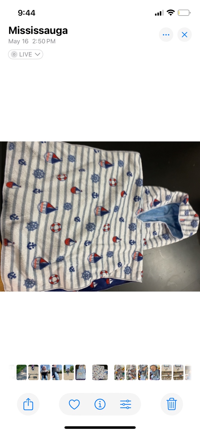Adorable hooded kids' beach poncho - photo 2