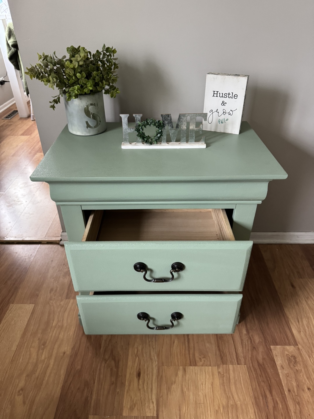 ✨1 Gorgeous solid wood nightstand✨ - photo 2