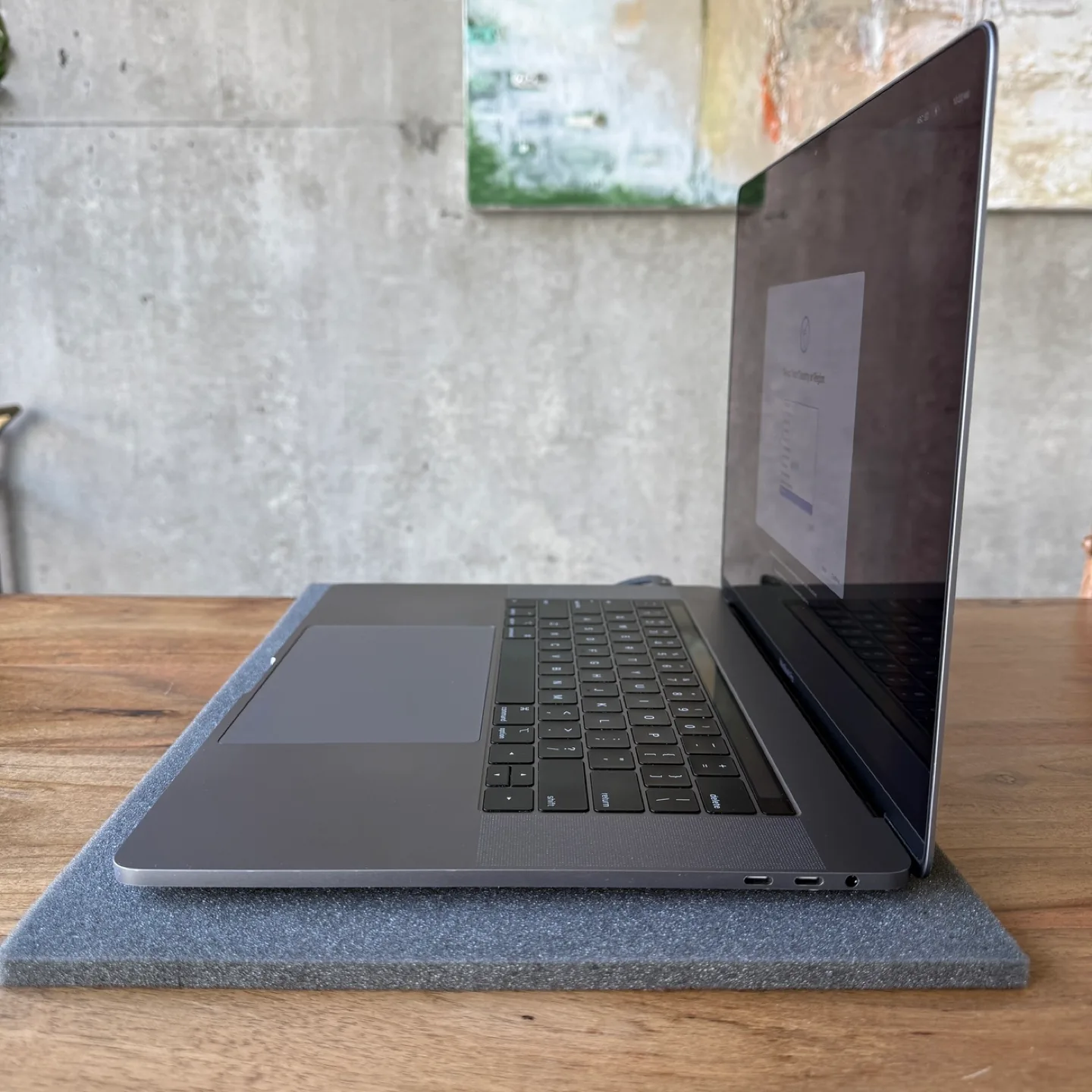 Apple MacBook Pro 15” A1990 | i7 2.6GHz | 32GB | 1TB SSD image indicator(2)