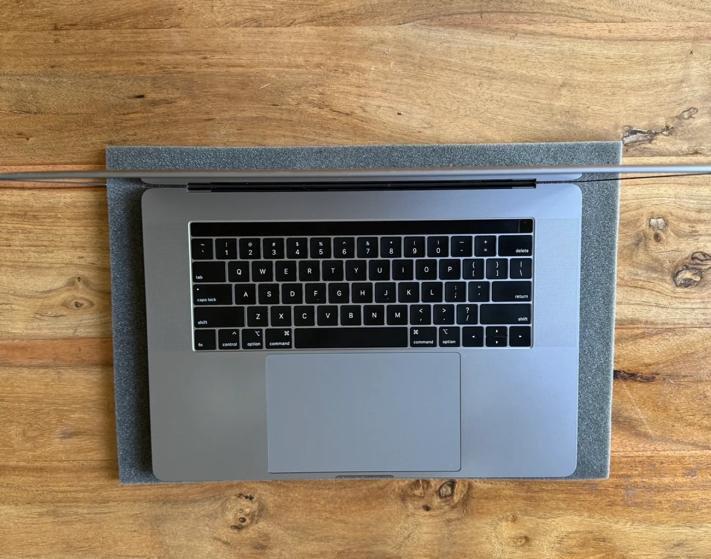 Apple MacBook Pro 15” A1990 | i7 2.6GHz | 32GB | 1TB SSD image indicator(7)