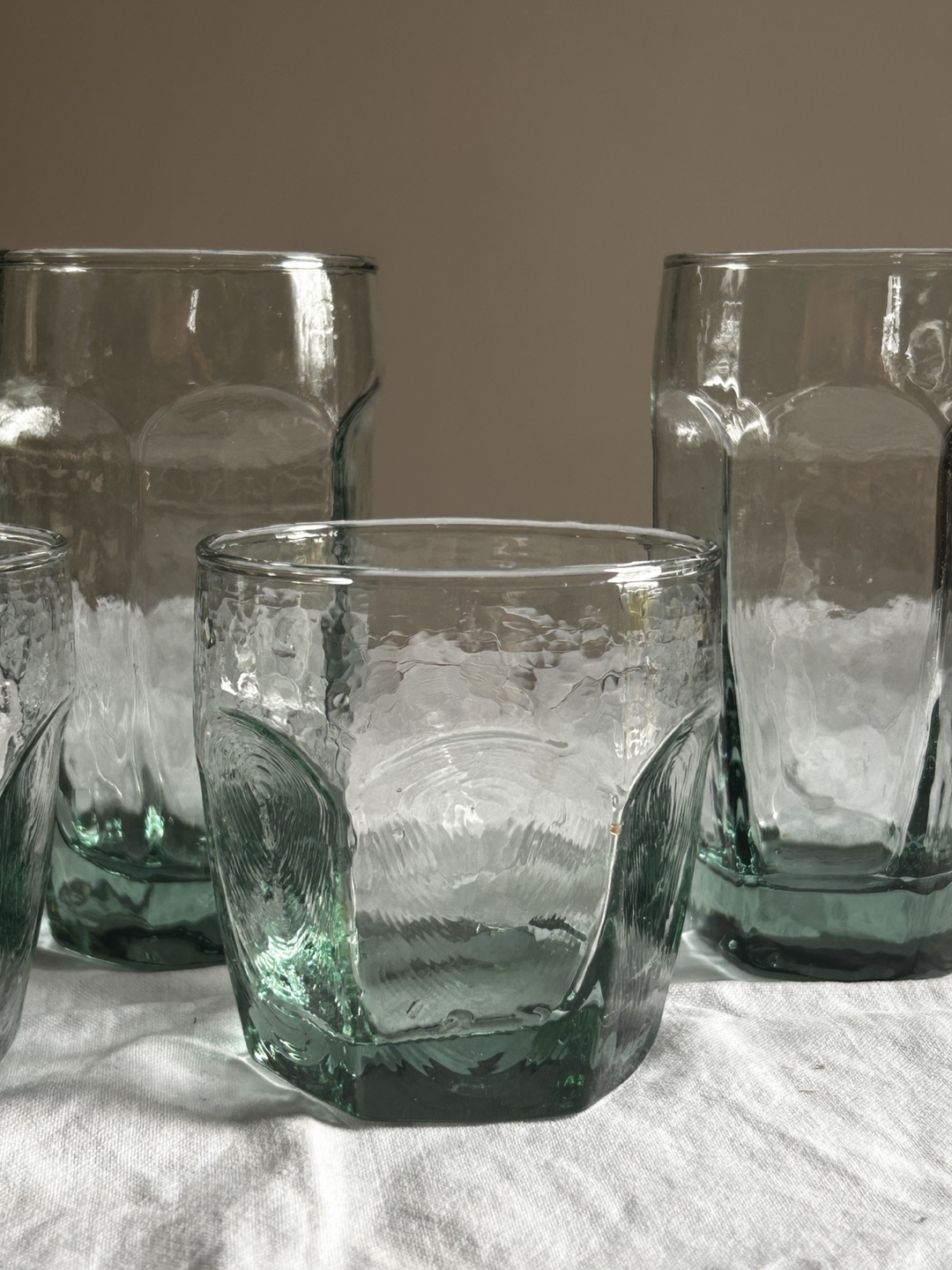 Set of Four Green Hammered Glass Tumblers - photo 2